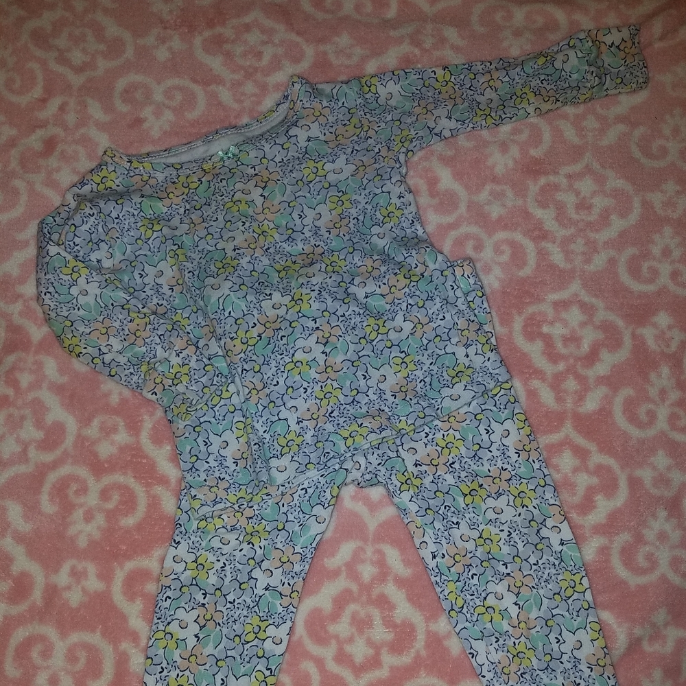 🌻buy3get1free 12 month Carter's pajamas